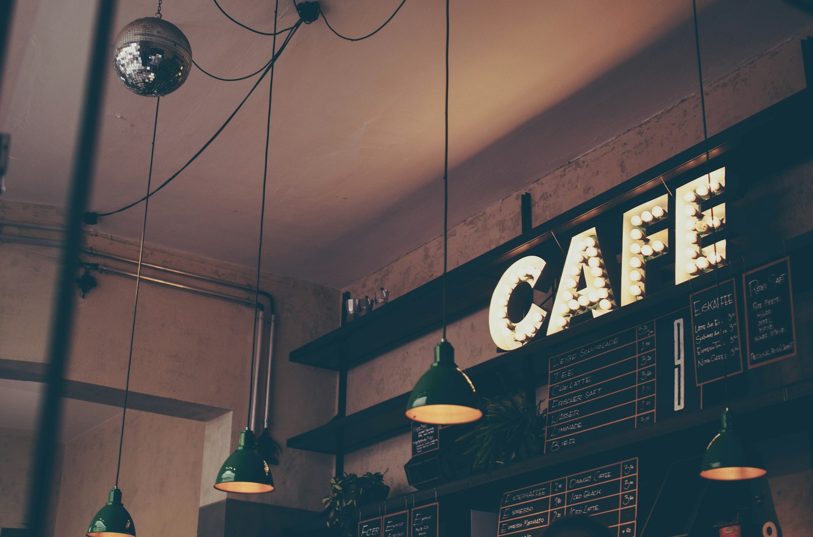 어두운 벽의 CAFE 네온 사인이 있는 무드 있는 공간